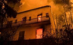 Casa é destruída pelas chamas