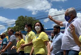 Eleitores conduzem Fabiana em caminhada pelas ruas de Arapiraca