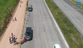 Tombamento de carreta deixa vítima presa as ferragens em município de Alagoas