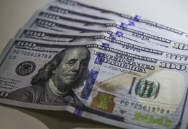 Dólar fecha a R$ 4,99 e acumula alta de 8% em três dias