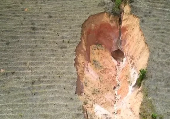 “Nosso caso foi exclusivamente ambiental”, diz Defesa Civil de Branquinha após erosão abrir cratera