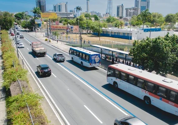 Eleitores relatam demora de ônibus durante votação em Maceió
