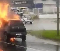 Carro pega fogo durante chuva e congestiona rodovia na Paraíba