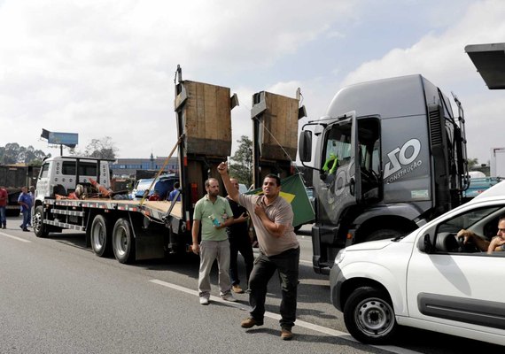 Caminhoneiros criticam sindicatos e dizem que continuarão parados