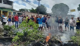 Moradores protestam contra falta de água na Ladeira do Calmon