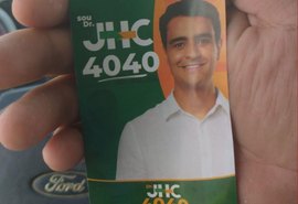 Mais de 300 mil santinhos ilegais do irmão de JHC são entregues à Justiça