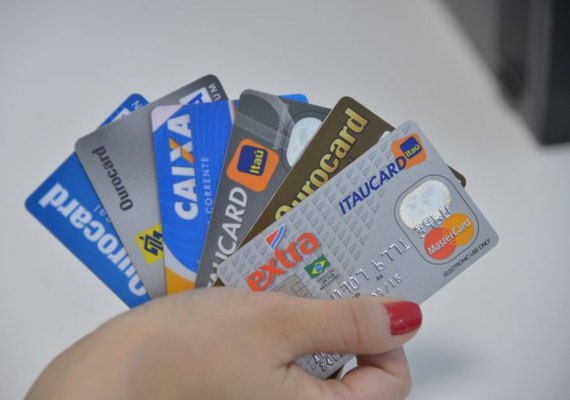 Taxa de endividados e inadimplentes cai de 62,2% para 59,8%