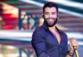 Gusttavo Lima mergulha no mar de Maceió e diverte fãs após show