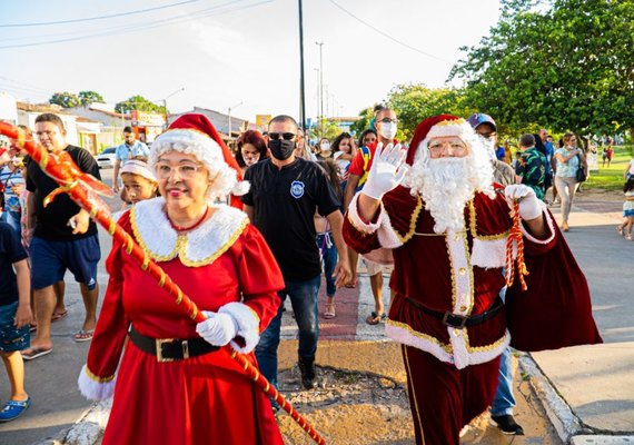 Papai Noel desembarca de helicóptero no bosque das arapiracas e leva magia do natal à população do município