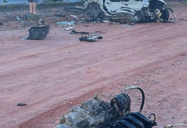 Batida frontal entre veículos deixa cenário de destruição na BR-424, em Marechal Deodoro