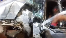 Motorista perde controle e carro invade mercadinho em Rio Largo