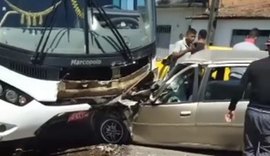 Acidente entre ônibus e carro deixa 2 pessoas mortas e 1 ferida em Maceió