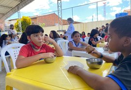 Comunidade escolar e Unicafes comemoram reforço de alimentos saudáveis na merenda de Maceió