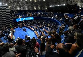 Senadores tomam posse no Plenário
