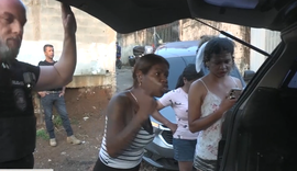 VÍDEO: Mãe se desespera ao ver filho adolescente algemado em viatura