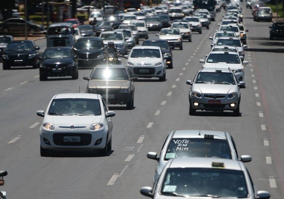 MP libera R$ 10,9 bi para auxílios a caminhoneiros e taxistas