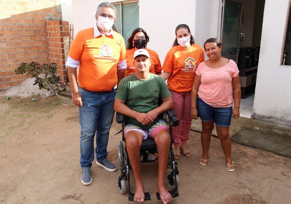 Melhor em Casa: Paciente atendido pelo Programa recebe cadeira de rodas motorizada