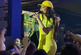 Vídeo: Homem atira pedra de gelo em Ludmilla e cantora interrompe o show