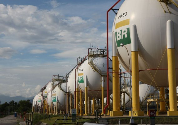 Gasolina e diesel ficam mais baratos neste sábado (1°) nas refinarias