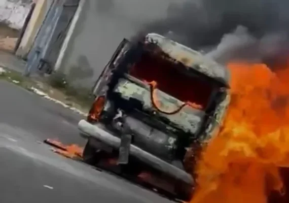Kombi é destruída por incêndio no centro de Delmiro Gouveia
