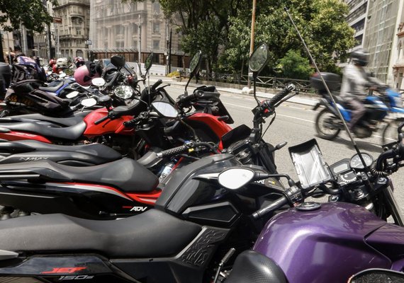 Trabalhador por aplicativo ganha mais, porém tem jornadas mais longas