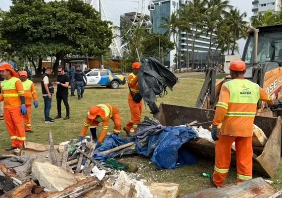 Operação retira estruturas e entulhos da orla da Pajuçara