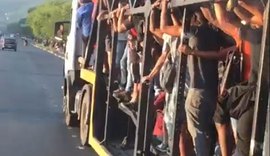 Vídeo: cariocas voltam para casa de caminhão cegonha após ataques a ônibus