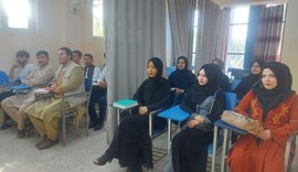 Volta às aulas tem cortina separando homens e mulheres nas salas de aula do Afeganistão