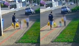 Pai é investigado após ser flagrado chutando filha de três anos em via pública