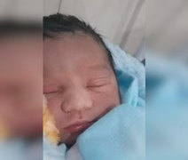 Bebê nasce em carro de aplicativo a caminho do hospital no Centro de Maceió