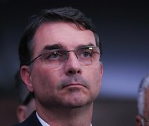 Flávio Bolsonaro chega aos EUA para audiência sobre tarifas e critica gestores