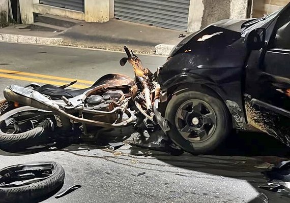 Colisão entre carro e moto deixa dois gravemente feridos, em São Miguel dos Campos