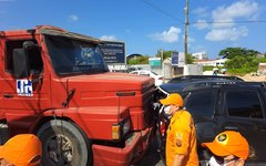 Carreta perdeu o freio e provocou engavetamento na Ladeira Geraldo Melo, que liga os bairros do Farol e Poço