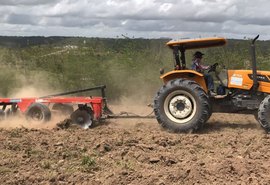 Agricultura de Branquinha realiza serviços de preparação de solo para plantio