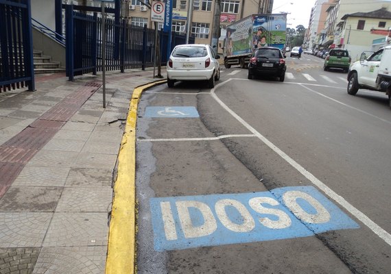 SMTT suspende emissão de credenciais de estacionamento para idosos