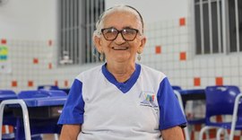 Alagoana de 78 anos ingressa na escola e se orgulha ao escrever seu nome pela primeira vez: 'Pulei de felicidade'