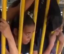 Passageiros de ônibus no Benedito Bentes impedem saída de coletivo devido à superlotação