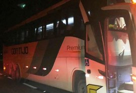 PRF troca tiros para tentar recuperar ônibus na BR-101
