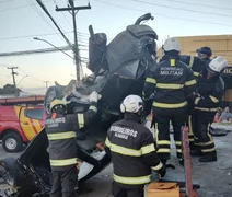 Carro capota e deixa 4 feridos no Barro Duro, em Maceió