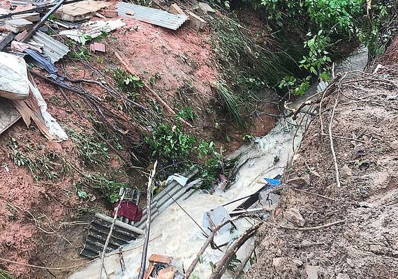 Corpo de bebê levado por enxurrada é encontrado soterrado em Chã da Jaqueira