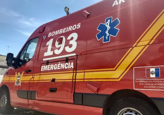 Mulher tem suspeitas de fratura após colisão entre carro e moto em AL