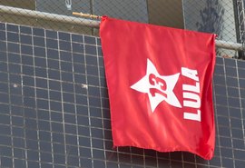 Em Recife, prédio com bandeira de Lula é antigido por tiros