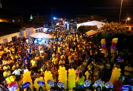 Antonino e Dalmo iniciam campanha cercados pelo povo no povoado Penedinho, em Piaçabuçu