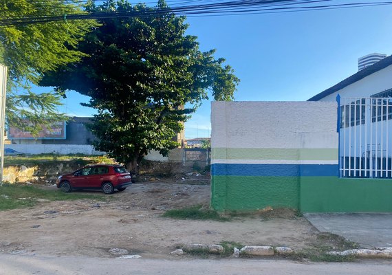 Terreno do Município destinado à creche abriga usuários de drogas no Vale do Reginaldo