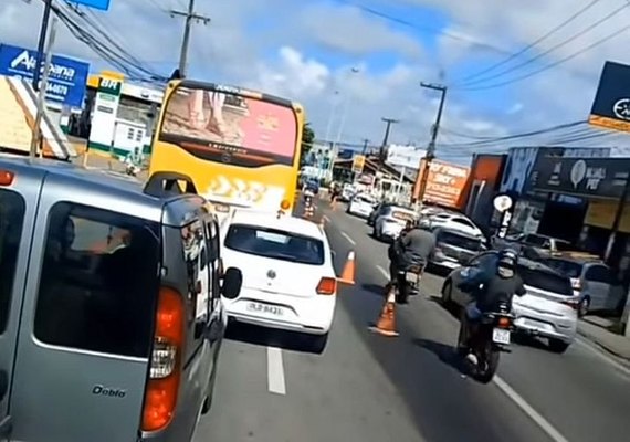 Vazamento de óleo na Avenida Juca Sampaio provoca acidentes e deixa dois feridos