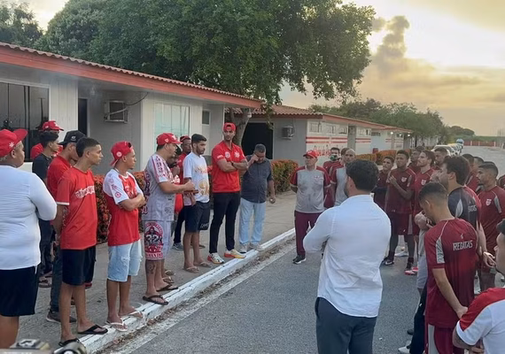 Torcida do CRB protesta no CT com faixas e críticas ao planejamento