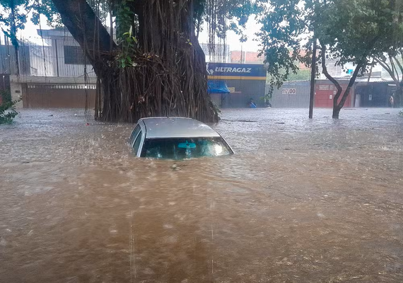 Corpo de Bombeiros de SP encontra corpo de homem arrastado pela chuva