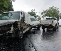 Acidente entre ônibus, van e caminhonete trava trânsito na Ladeira do Catolé