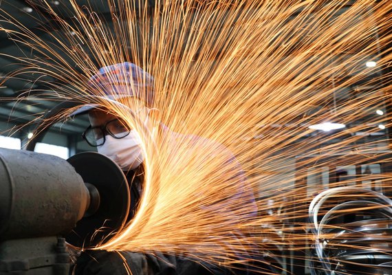 Produção industrial cresce 0,3% de abril para maio