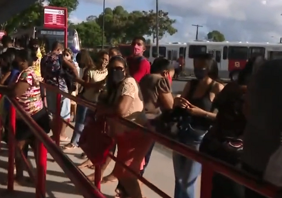 Terminal de ônibus tem aglomeração no 1° dia de fase vermelha